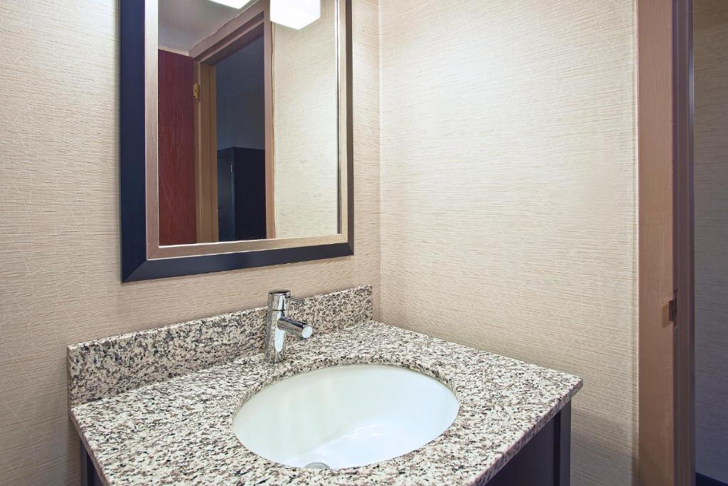 Holiday Inn Express and Suites Pittsburgh West Mifflin an IHG Hotel - image 5