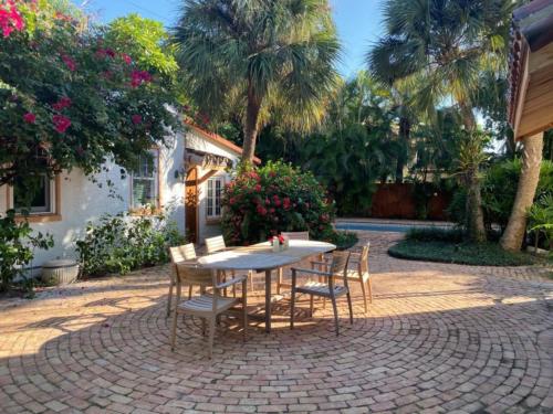 Villa Blanca - 4bd-3ba - Private Pool - Parking - image 2