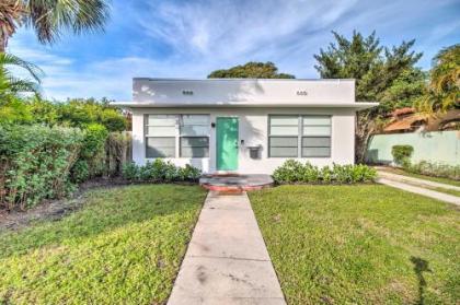 Coastal Retreat with Yard 3 Mi to Palm Beach! - image 4