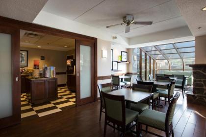 Hampton Inn West Springfield - image 15