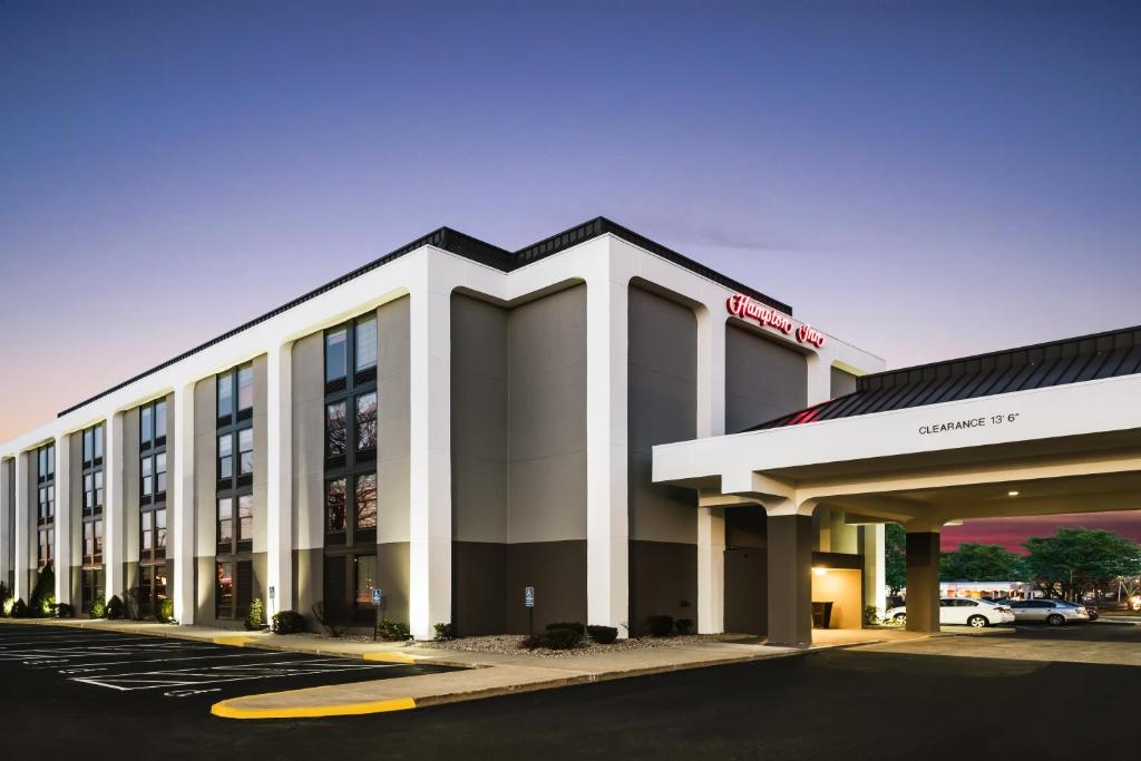 Hampton Inn West Springfield - image 7