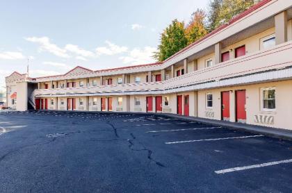 Econo Lodge West Springfield - image 7