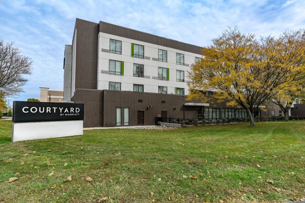 Courtyard by Marriott West Springfield - main image