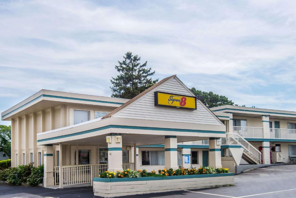 Super 8 by Wyndham W Yarmouth Hyannis/Cape Cod - main image