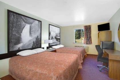 Super 8 by Wyndham West Yellowstone - image 4