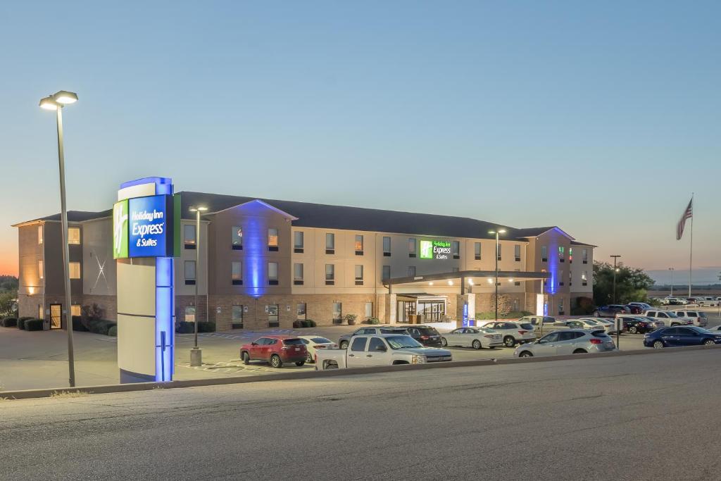 Holiday Inn Express & Suites N Waco Area - West an IHG Hotel - image 2