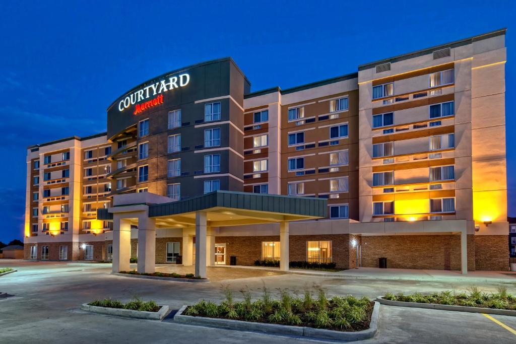 Courtyard by Marriott Westbury Long Island - main image