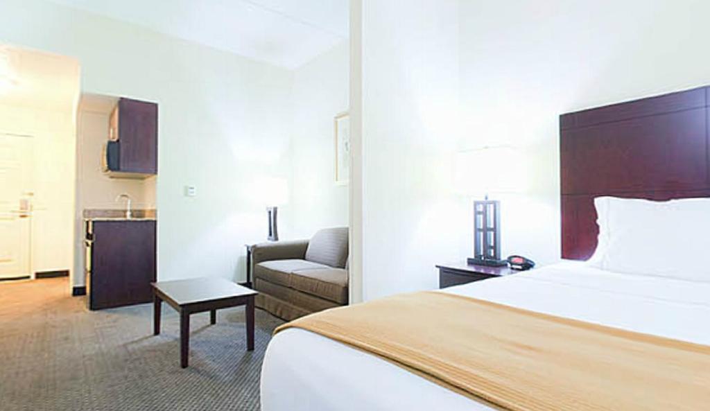 Holiday Inn Express Hotel & Suites Chicago Airport West-O'Hare an IHG Hotel - image 2