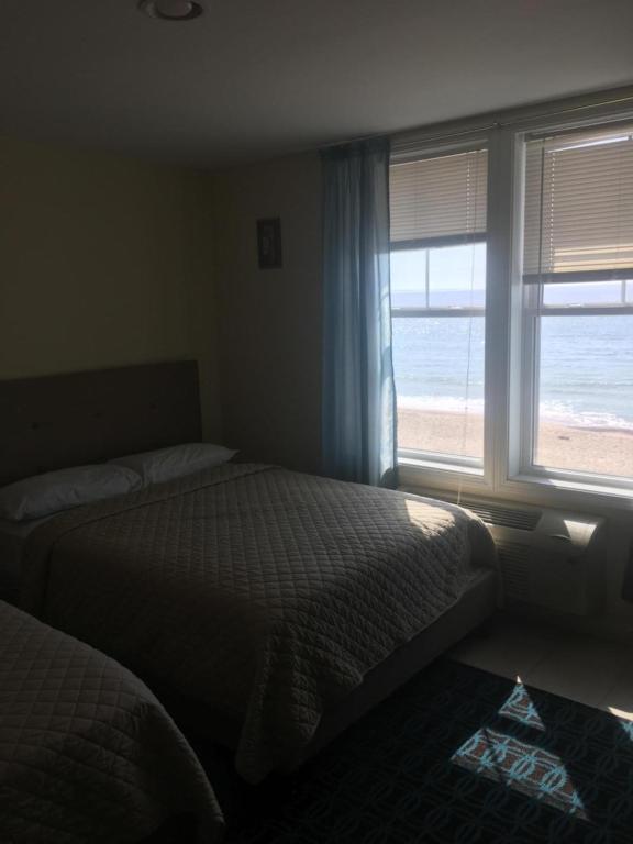 Misquamicut Beach Front Inn - image 4