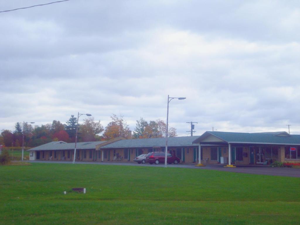 Thruway Holiday Motel - image 2