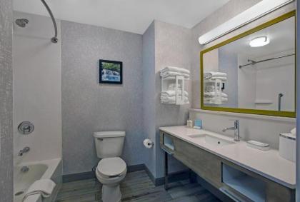 Hampton Inn Westfield - image 9