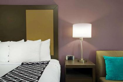 La Quinta Inn & Suites by Wyndham Lake Charles-Westlake - image 15