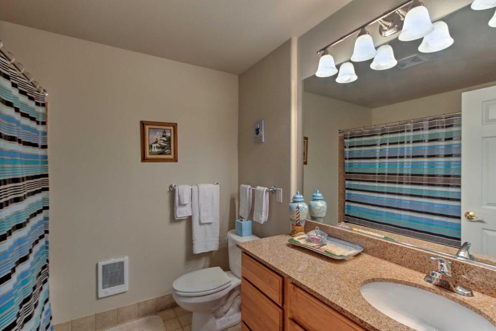 Bright Westport Condo with Pool Access Walk to Beach - image 4