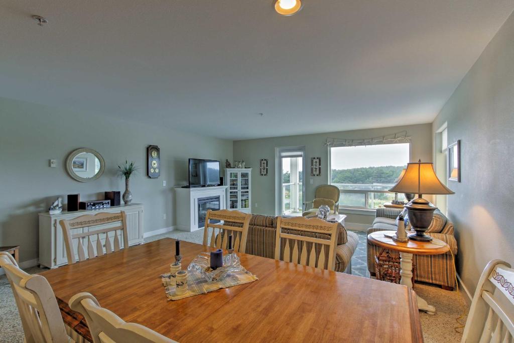 Bright Westport Condo with Pool Access Walk to Beach - image 6