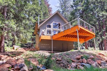 Rustic Retreat with Deck Steps From Lake Almanor! - image 10