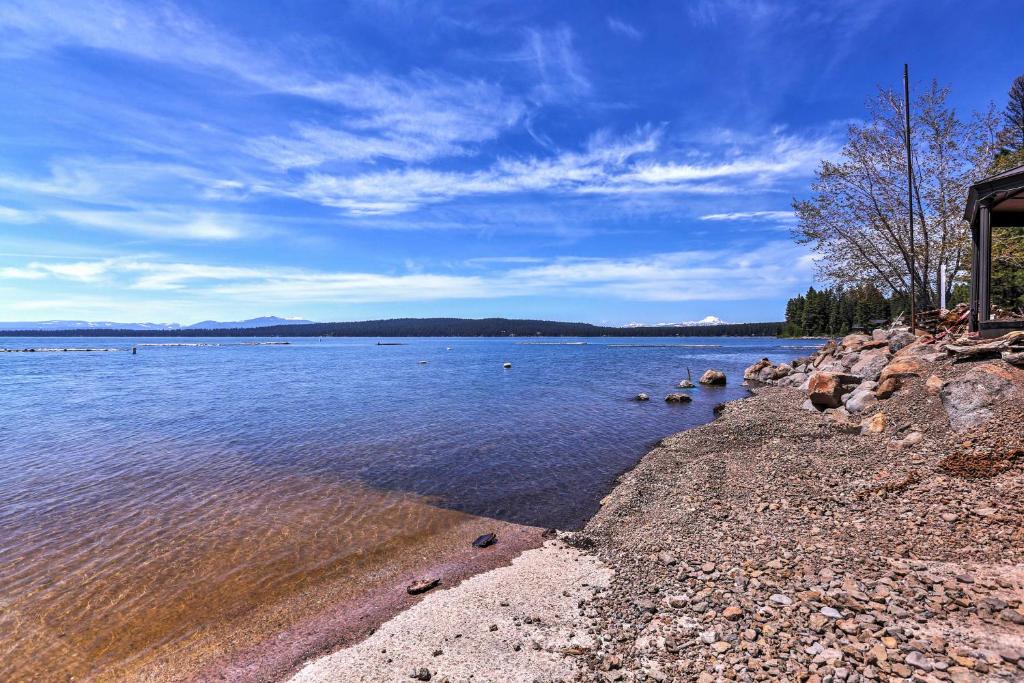 Rustic Retreat with Deck Steps From Lake Almanor! - image 4