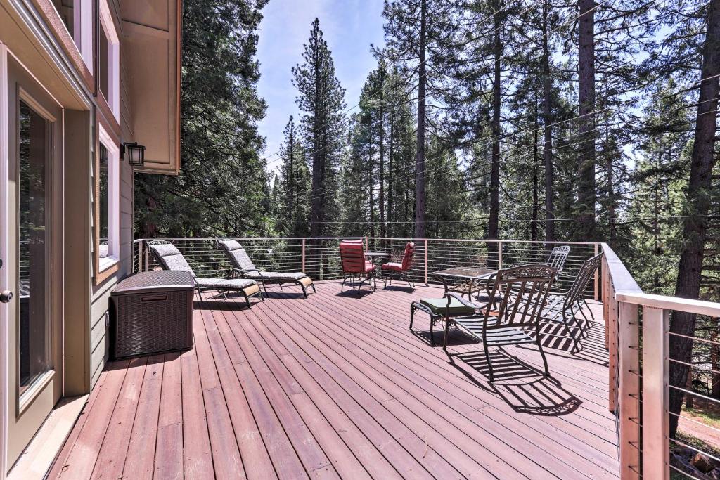 Rustic Retreat with Deck Steps From Lake Almanor! - image 6