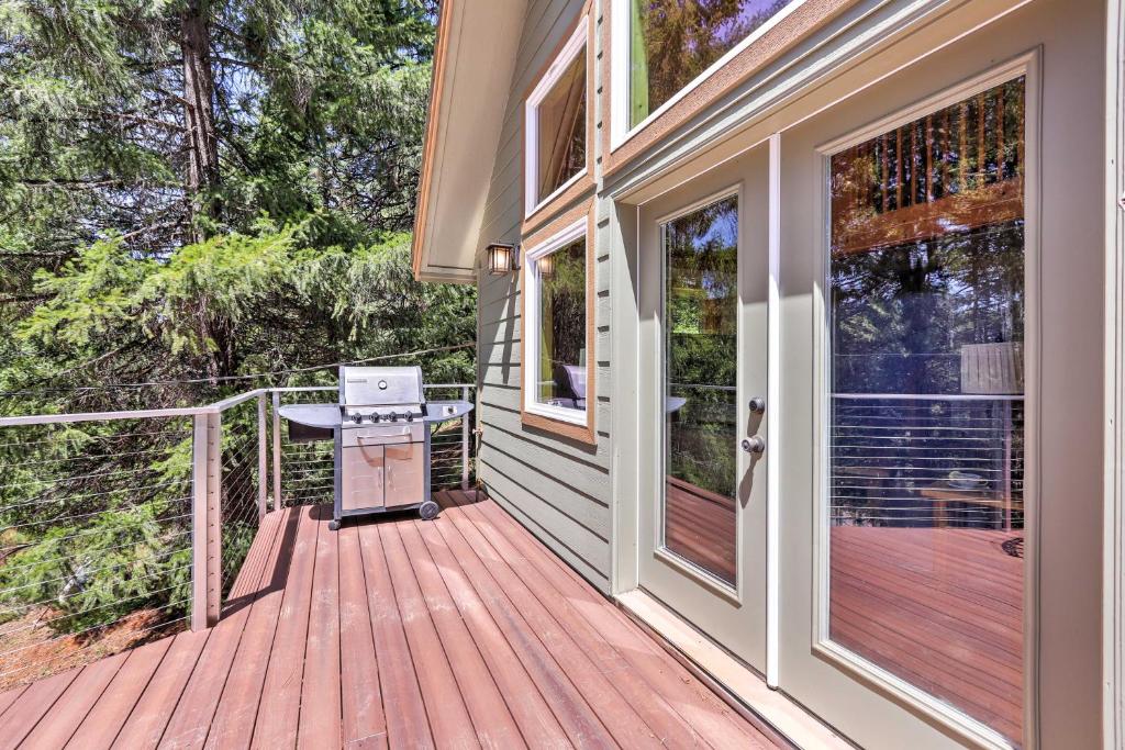 Rustic Retreat with Deck Steps From Lake Almanor! - image 7