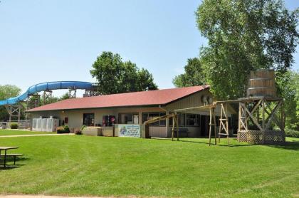 Fremont Jellystone Park Cabin 8 - image 10