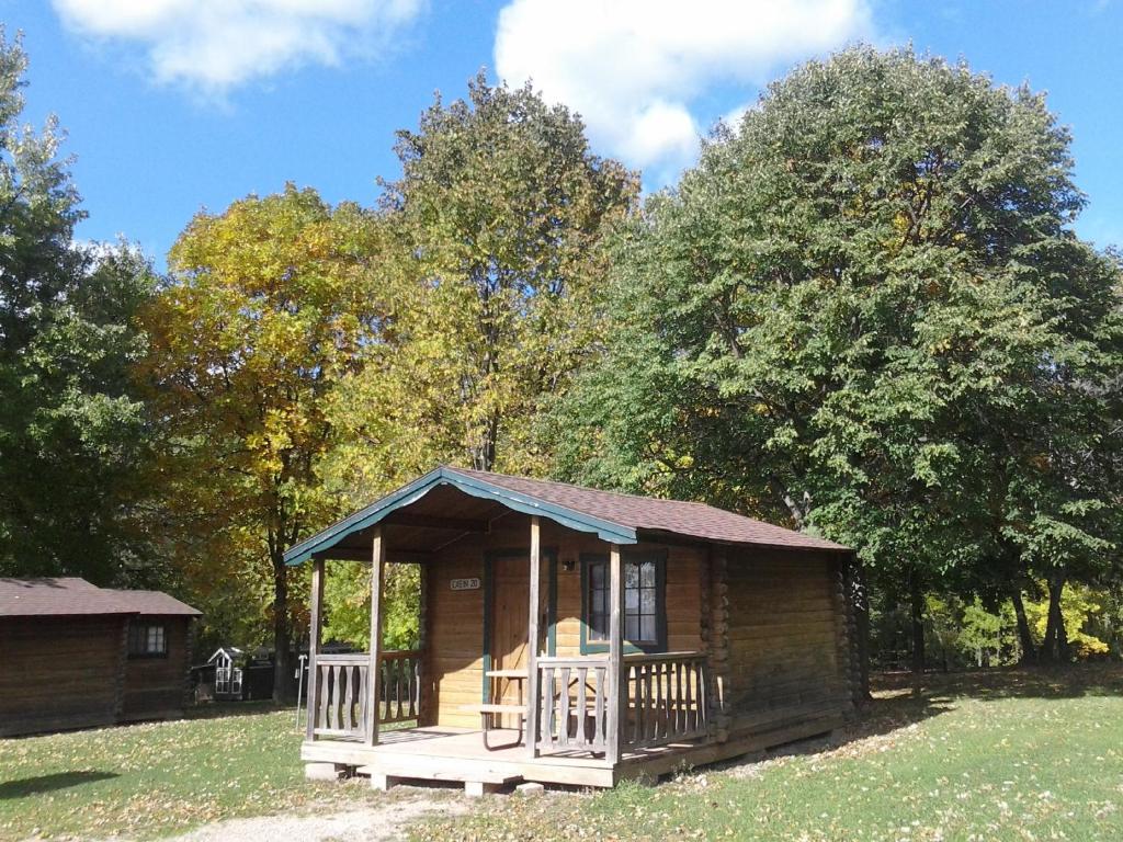 Fremont Jellystone Park Cabin 8 - image 3