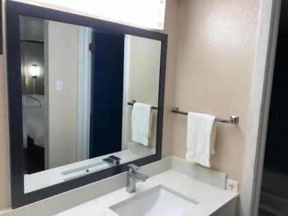 Travelers Inn and Suites Wharton - image 7