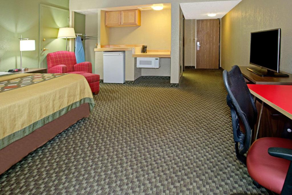 Super 8 by Wyndham Wheat Ridge/Denver West - image 3