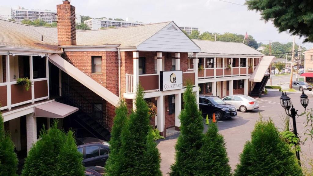 Central Motel Courtyard - image 2