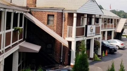 Central Motel Courtyard - image 4