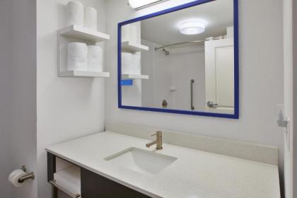 Hampton Inn White River Junction - image 5