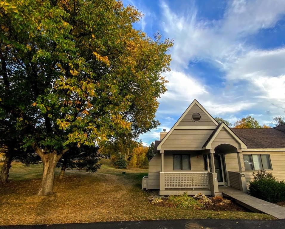 G3 Classy Bretton townhome with AC fast wifi great mountain views right on the golf course - main image