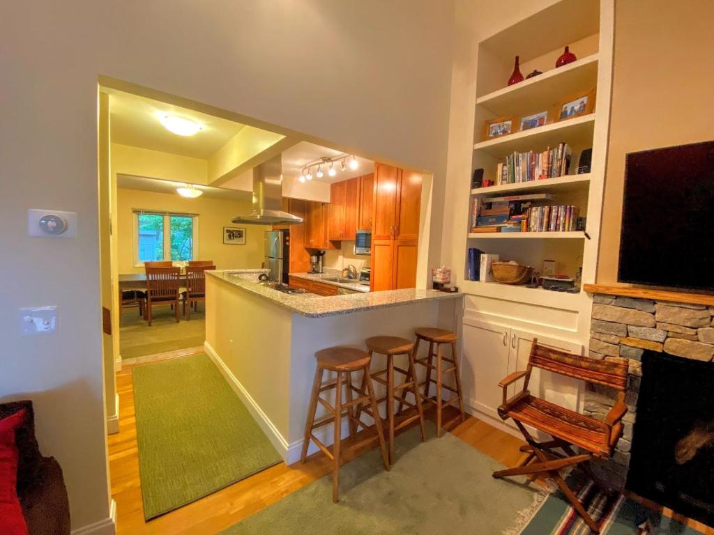 R3 Lovely Bretton Woods townhome with updated kitchen sauna WiFi Steps to the ski trails - image 5