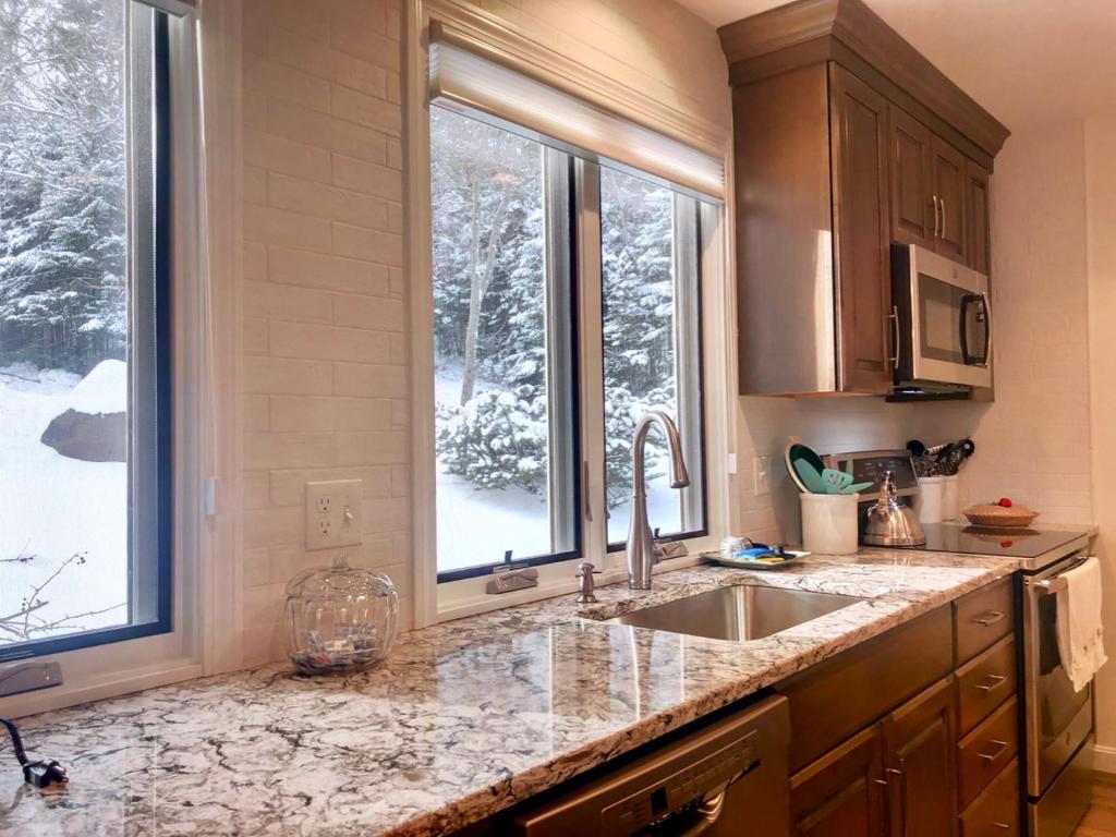 R5 Completely renovated Bretton Woods condo AC unbeatable SKI-IN SKI-OUT location! Fast wifi! - image 5