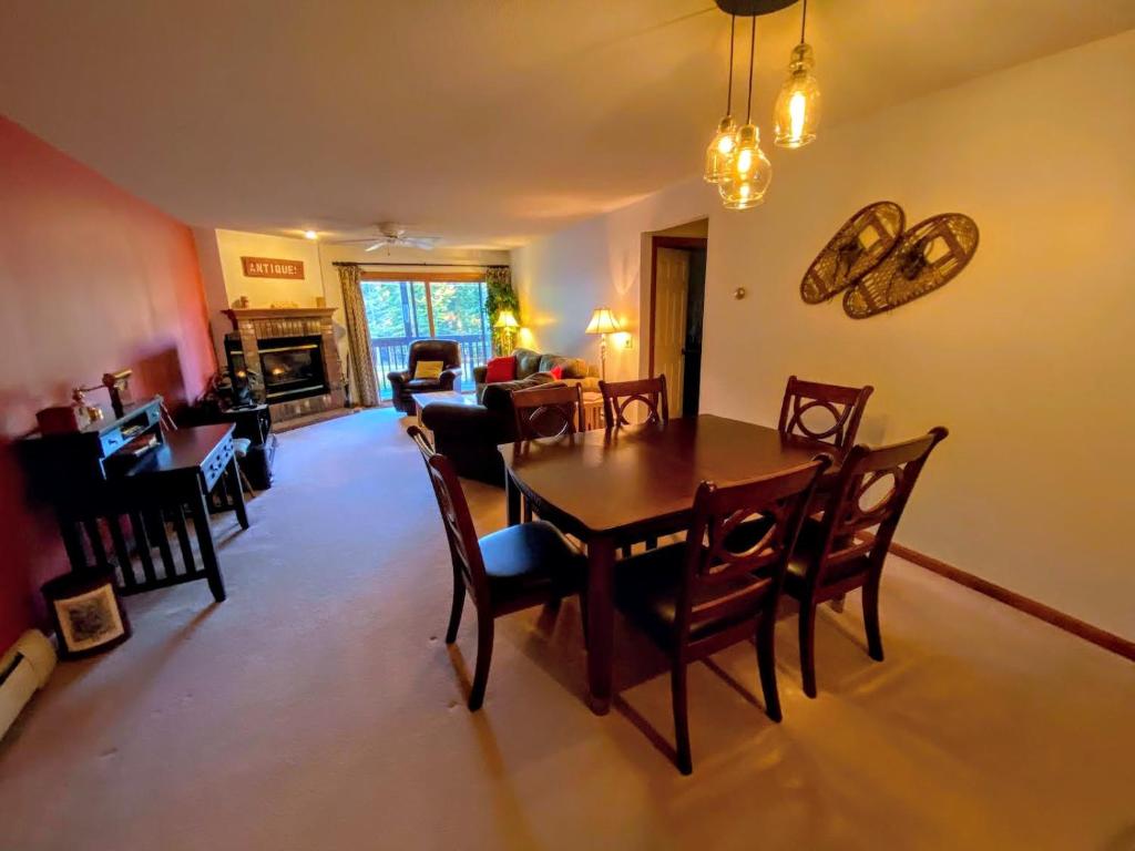 S4 Ski Slope Views! Bretton Woods condo with easy access to Mt Washington Skiing White Mountains! - image 2