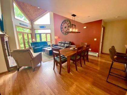 C4 Beautiful homey slopeside townhouse for your family getaway in the heart of the White Mountains! - image 3