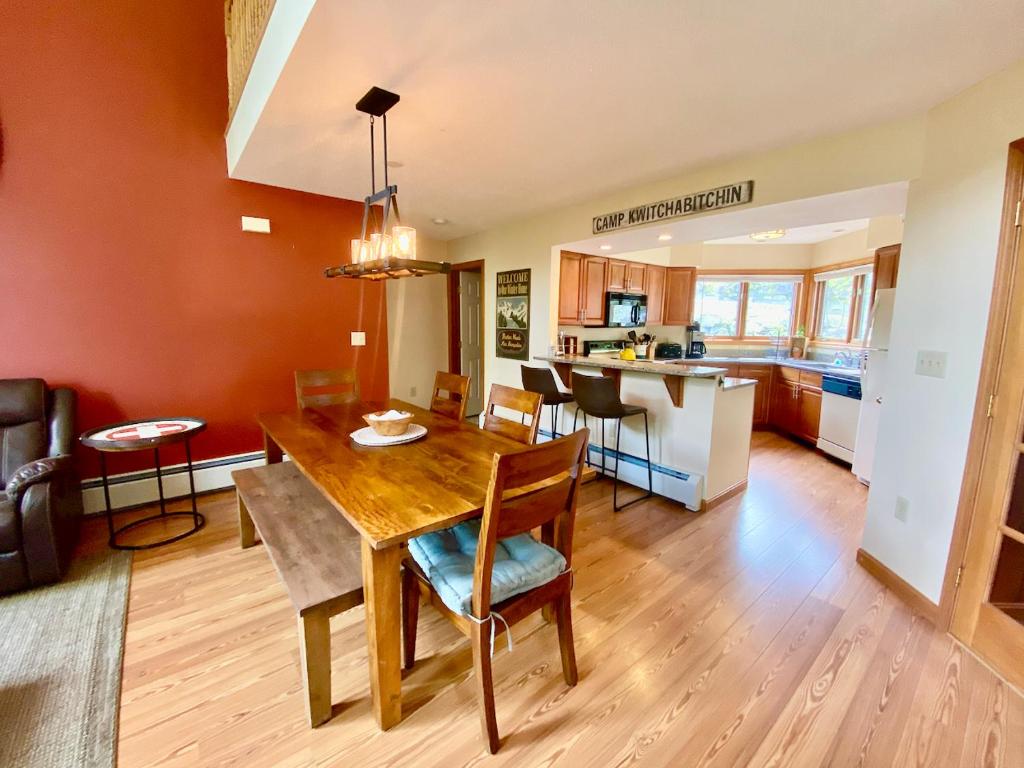 C4 Beautiful homey slopeside townhouse for your family getaway in the heart of the White Mountains! - image 4