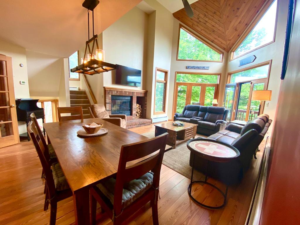 C4 Beautiful homey slopeside townhouse for your family getaway in the heart of the White Mountains! - image 6