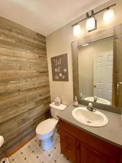 C4 Beautiful homey slopeside townhouse for your family getaway in the heart of the White Mountains! - image 9