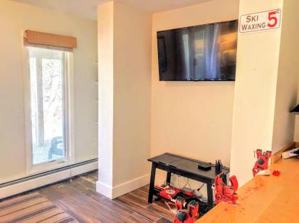 R6 Upscale rustic Bretton Woods condo in unbeatable SKI-IN SKI-OUT location Fireplace fast WiFi - image 17