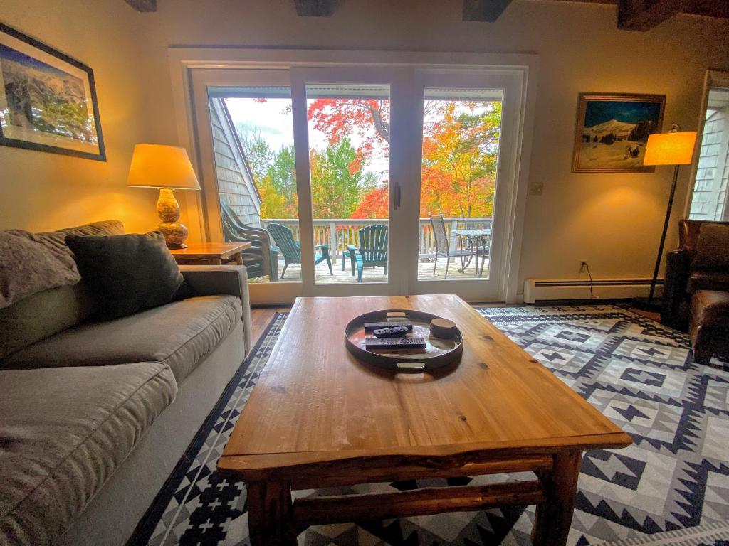 R6 Upscale rustic Bretton Woods condo in unbeatable SKI-IN SKI-OUT location Fireplace fast WiFi - image 2