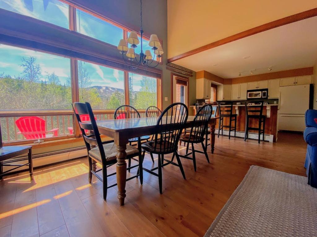 W8 Mount Washington Place Townhome great slope views fireplace large deck yard and ping pong! - image 6