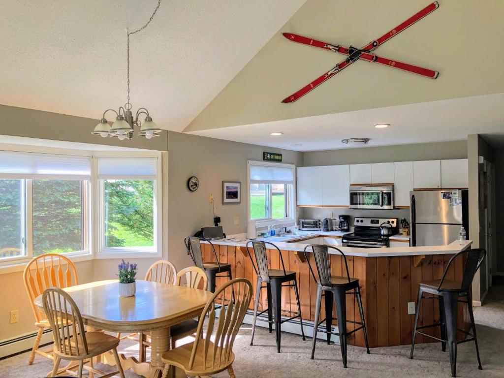 F3 Fairway Village Condo with great mountain views 8 minute walk from Omni Mount Washington Hotel! - image 4