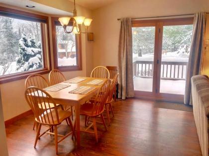 O8 Renovated Forest Cottage Townhome with great Mt Washington views fast wifi Walk to skiing - image 2