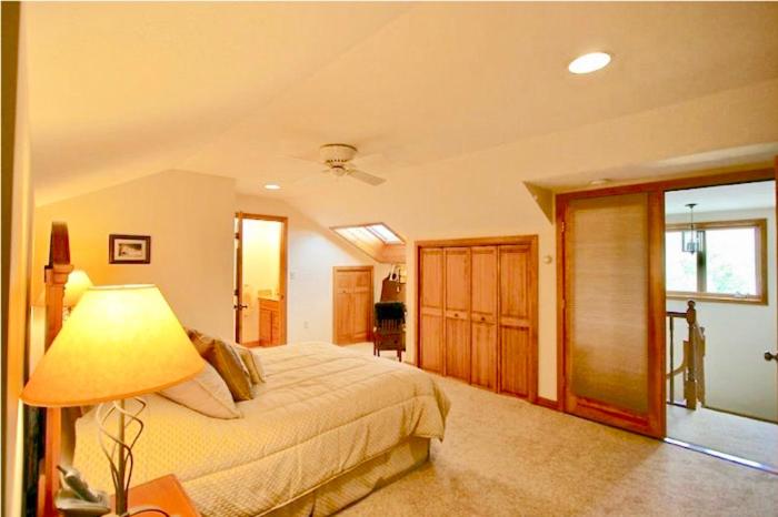 O8 Renovated Forest Cottage Townhome with great Mt Washington views fast wifi Walk to skiing - image 5