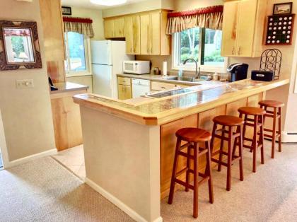 G4 Modern home with AC within walking distance of golf course and Mt Washington Hotel - image 2