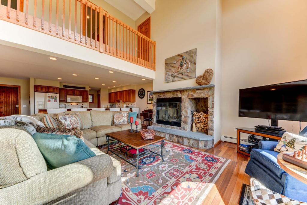 H4 Ski Slope Views! Bretton Woods condo with easy access to Mt Washington Skiing White Mountains! - image 4