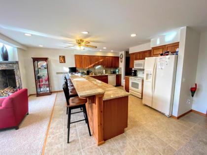 H5 Luxurious StoneHill Townhome with magnificent ski slopes view hot tub! - image 11