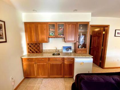 H5 Luxurious StoneHill Townhome with magnificent ski slopes view hot tub! - image 17