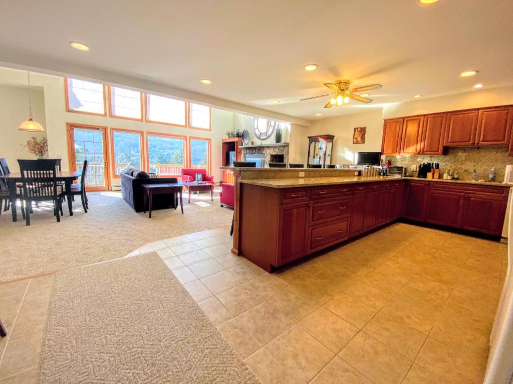 H5 Luxurious StoneHill Townhome with magnificent ski slopes view hot tub! - image 5