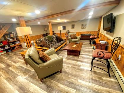 O1 Slopeside Bretton Woods cottage with AC large patio and private yard! Walk to slopes! - image 10