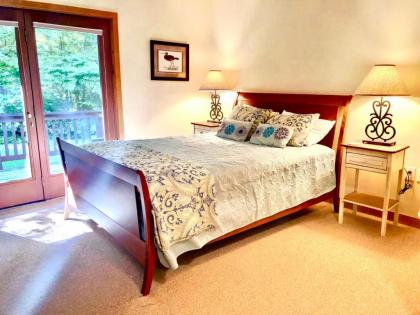 O1 Slopeside Bretton Woods cottage with AC large patio and private yard! Walk to slopes! - image 15